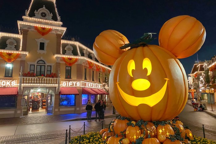 When does disneyland start decorating for halloween 2019