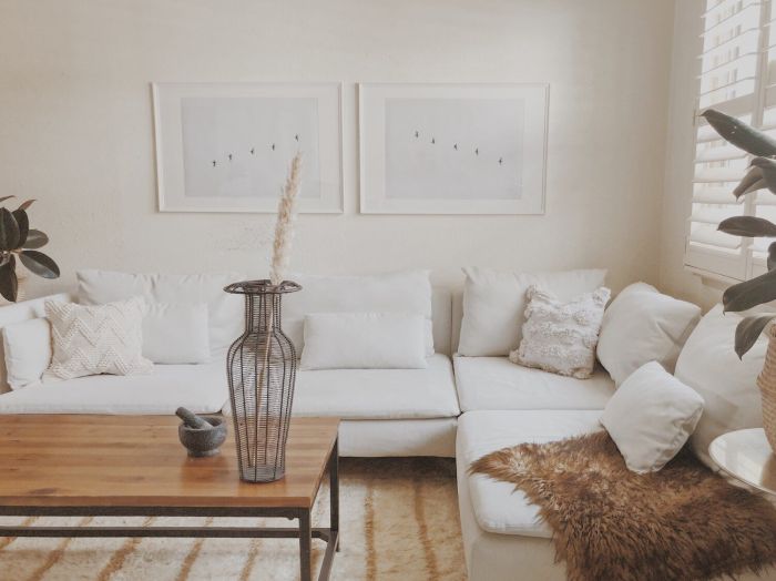 How to decorate a white wall living room